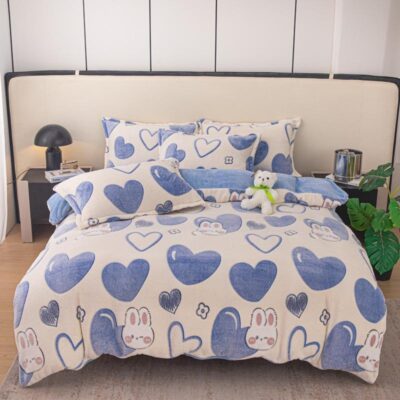 Lenjerie Pat Dublu cu Elastic, Material Pufos Cocolino, 4 Piese, Inimioare Si Iepuras, Alb/Albastru, J22276