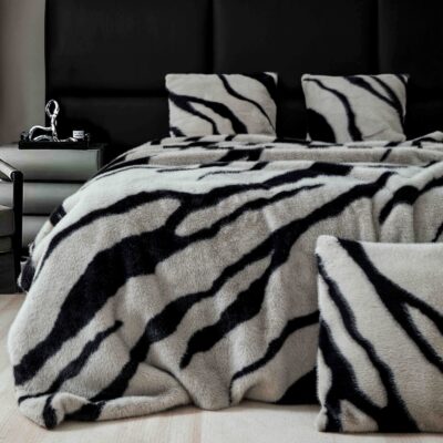 Set de Lux Din Blana Artificiala de Nurca, Hipoalergenic, Patura + 2 Fete de Perna, Gri/Negru, J23330