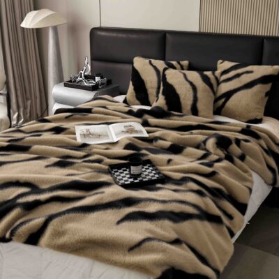 Set de Lux Din Blana Artificiala de Nurca, Cu Fermoar, Hipoalergenic, Patura + 2 Fete de Perna, Bej/Negru, J23335