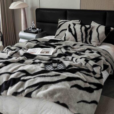 Set de Lux Din Blana Artificiala de Nurca, Hipoalergenic, Patura + 2 Fete de Perna, Gri/Negru, J23330