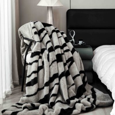 Set de Lux Din Blana Artificiala de Nurca, Hipoalergenic, Patura + 2 Fete de Perna, Gri/Negru, J23330