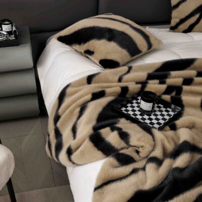 Set de Lux Din Blana Artificiala de Nurca, Cu Fermoar, Hipoalergenic, Patura + 2 Fete de Perna, Bej/Negru, J23335