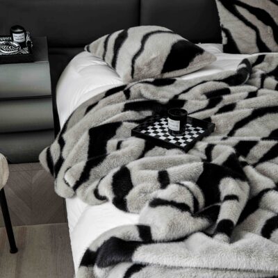 Set de Lux Din Blana Artificiala de Nurca, Hipoalergenic, Patura + 2 Fete de Perna, Gri/Negru, J23330