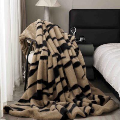 Set de Lux Din Blana Artificiala de Nurca, Cu Fermoar, Hipoalergenic, Patura + 2 Fete de Perna, Bej/Negru, J23335