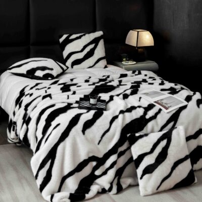 Set de Lux Din Blana Artificiala de Nurca, Cu Fermoar, Hipoalergenic, Patura + 2 Fete de Perna, Alb/Negru, J23333