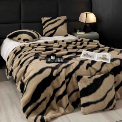 Set de Lux Din Blana Artificiala de Nurca, Cu Fermoar, Hipoalergenic, Patura + 2 Fete de Perna, Bej/Negru, J23335